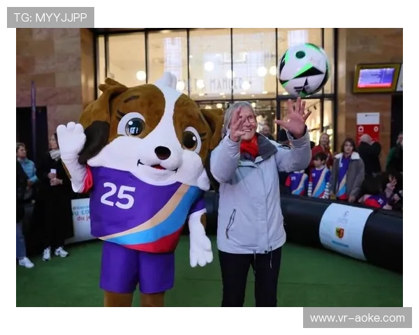 俱乐部吉祥物赛前互动，儿童球迷成焦点